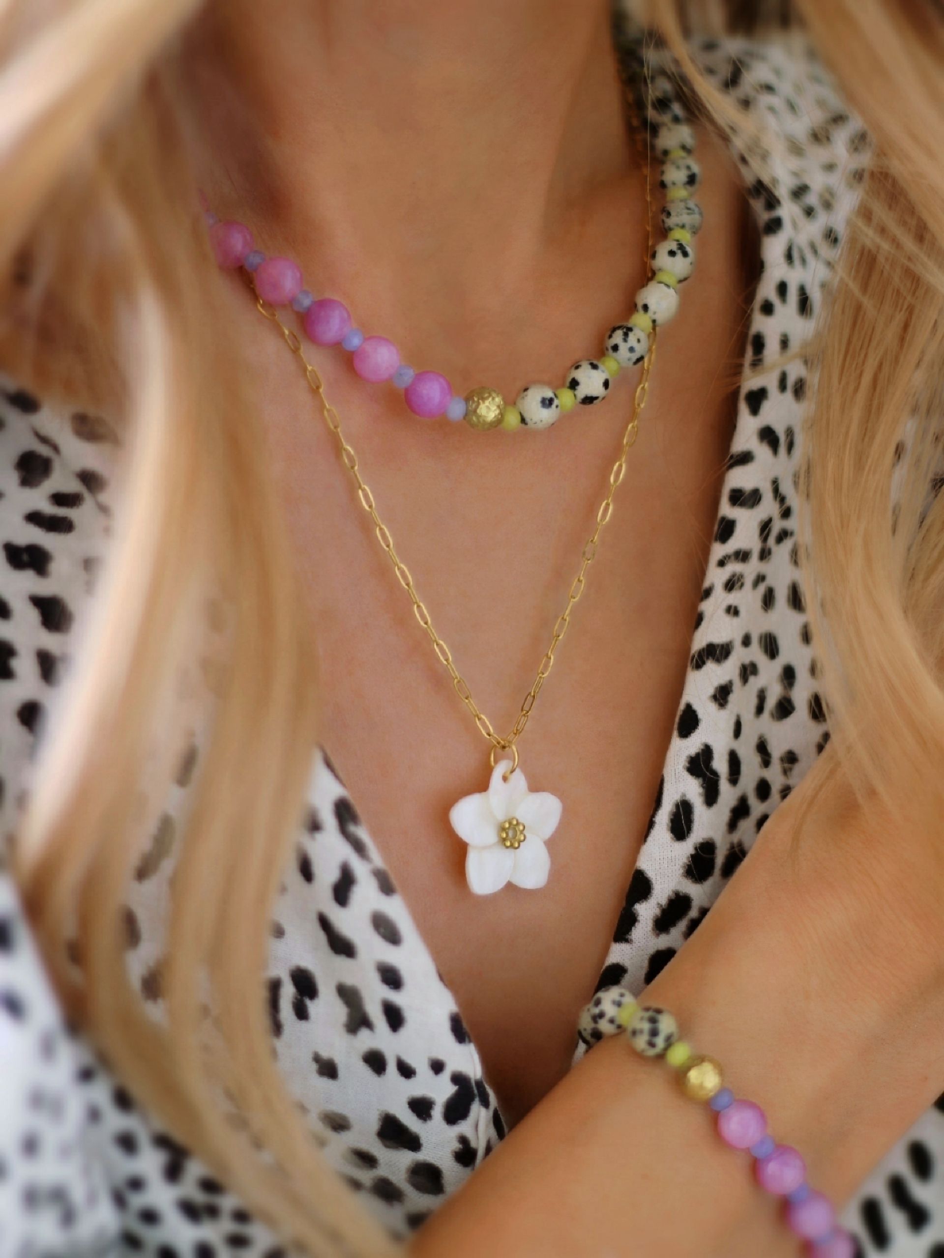 Nahaufnahme Halskette aus Dalmatiner-Jaspis und Jade-Perlen in Lila, Blau und Grün – Hingucker im Color-Blocking Design