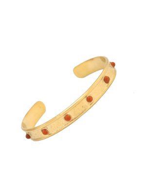 Goldener Manschetten-Armreif verziert mit hübschen, roten Schmucksteinen