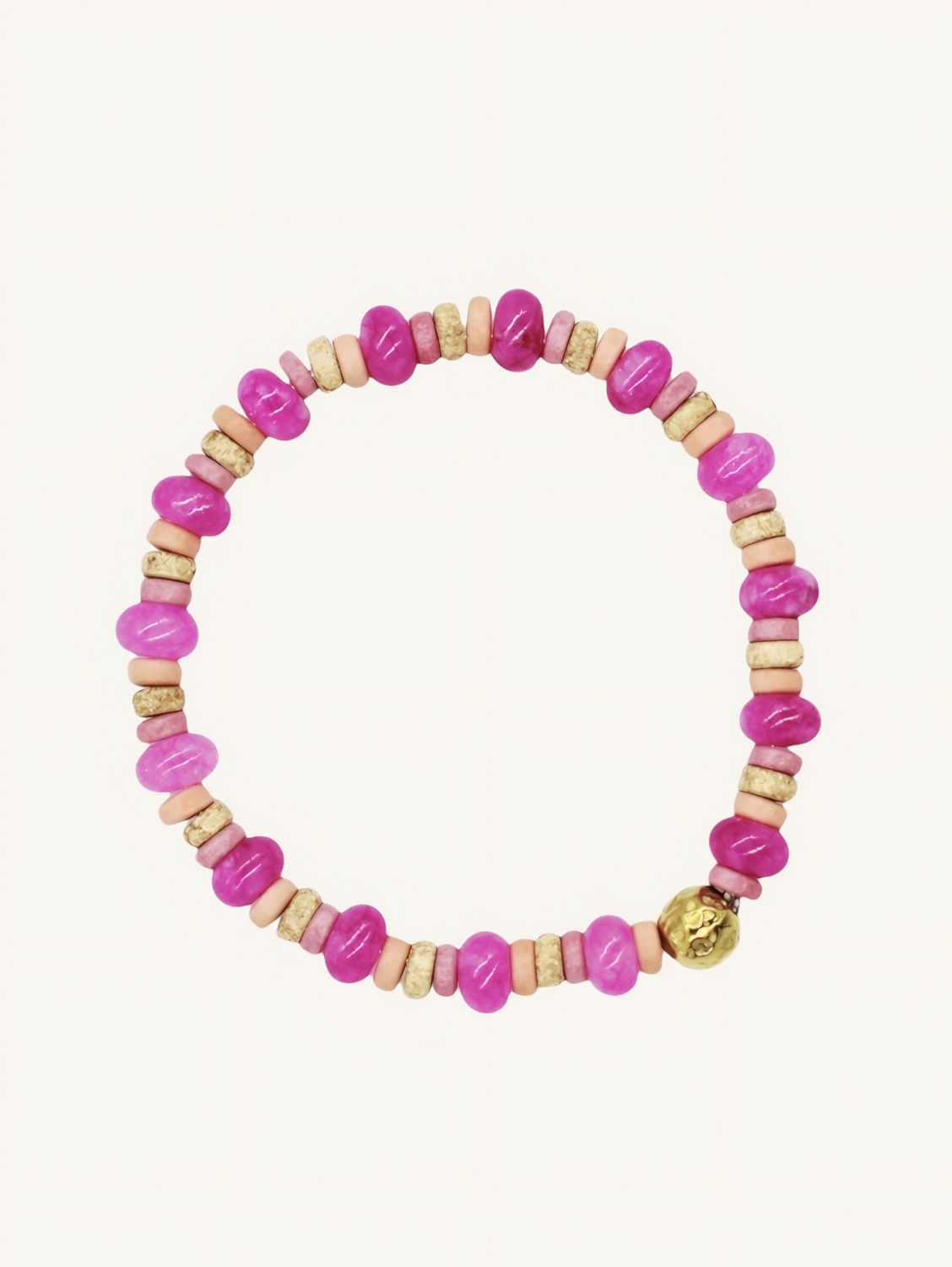 Nahaufnahme Boho Armband LIV aus pinken Edelstein- und passenden Keramikperlen. Ein perfektes Sommer-Statement für deinen Arm