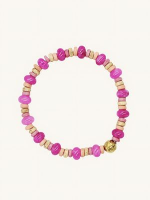Nahaufnahme Boho Armband LIV aus pinken Edelstein- und passenden Keramikperlen. Ein perfektes Sommer-Statement für deinen Arm