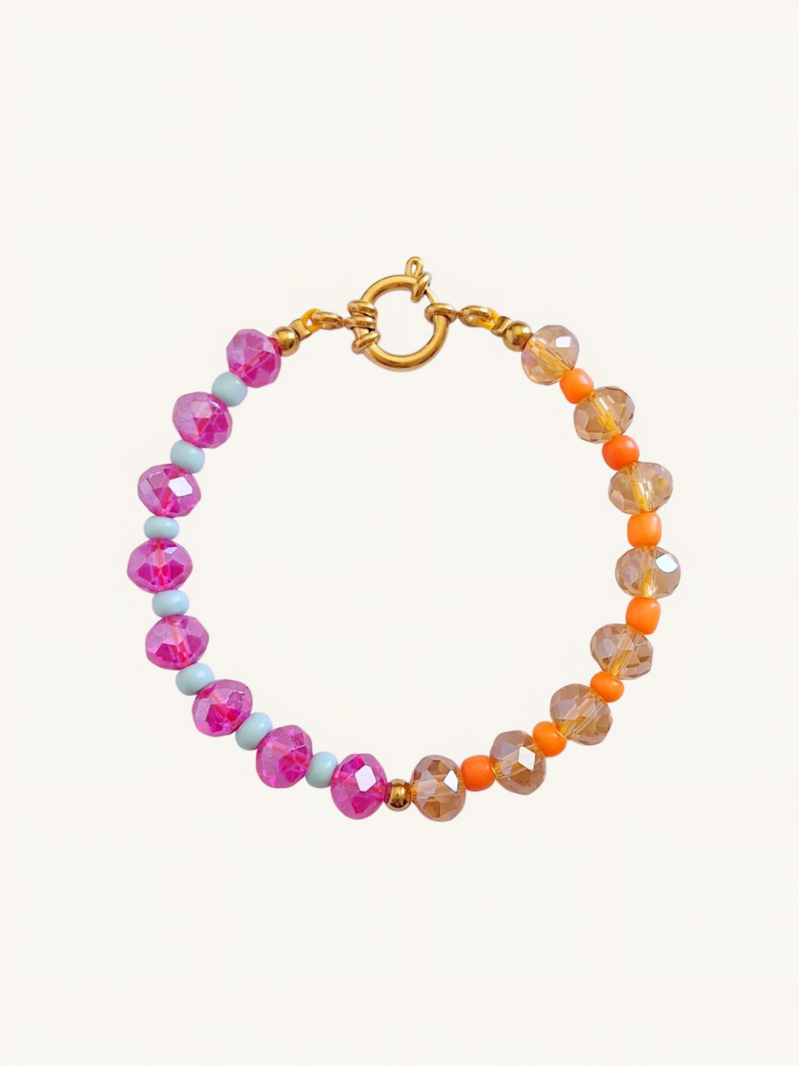 Handgemachtes Perlenarmband in Color-Blocking-Optik mit pink, hellblau, beige & orange Glasperlen, kombiniert mit Gold