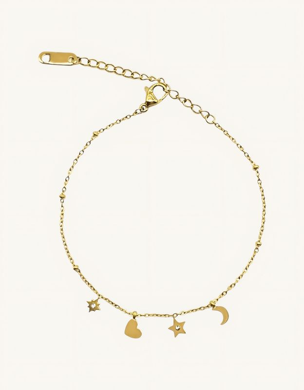 Nahaufnahme eines zarten, goldenen Edelstahl Armbandes mit Herz, Mond und Sternenanhängern. Geschenkidee für Freundin Tochter