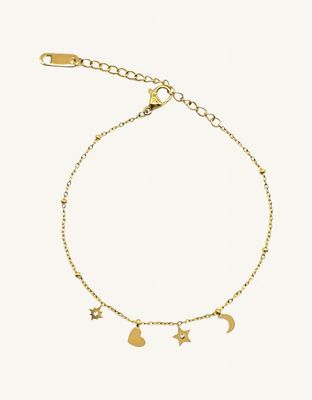 Nahaufnahme eines zarten, goldenen Edelstahl Armbandes mit Herz, Mond und Sternenanhängern. Geschenkidee für Freundin Tochter