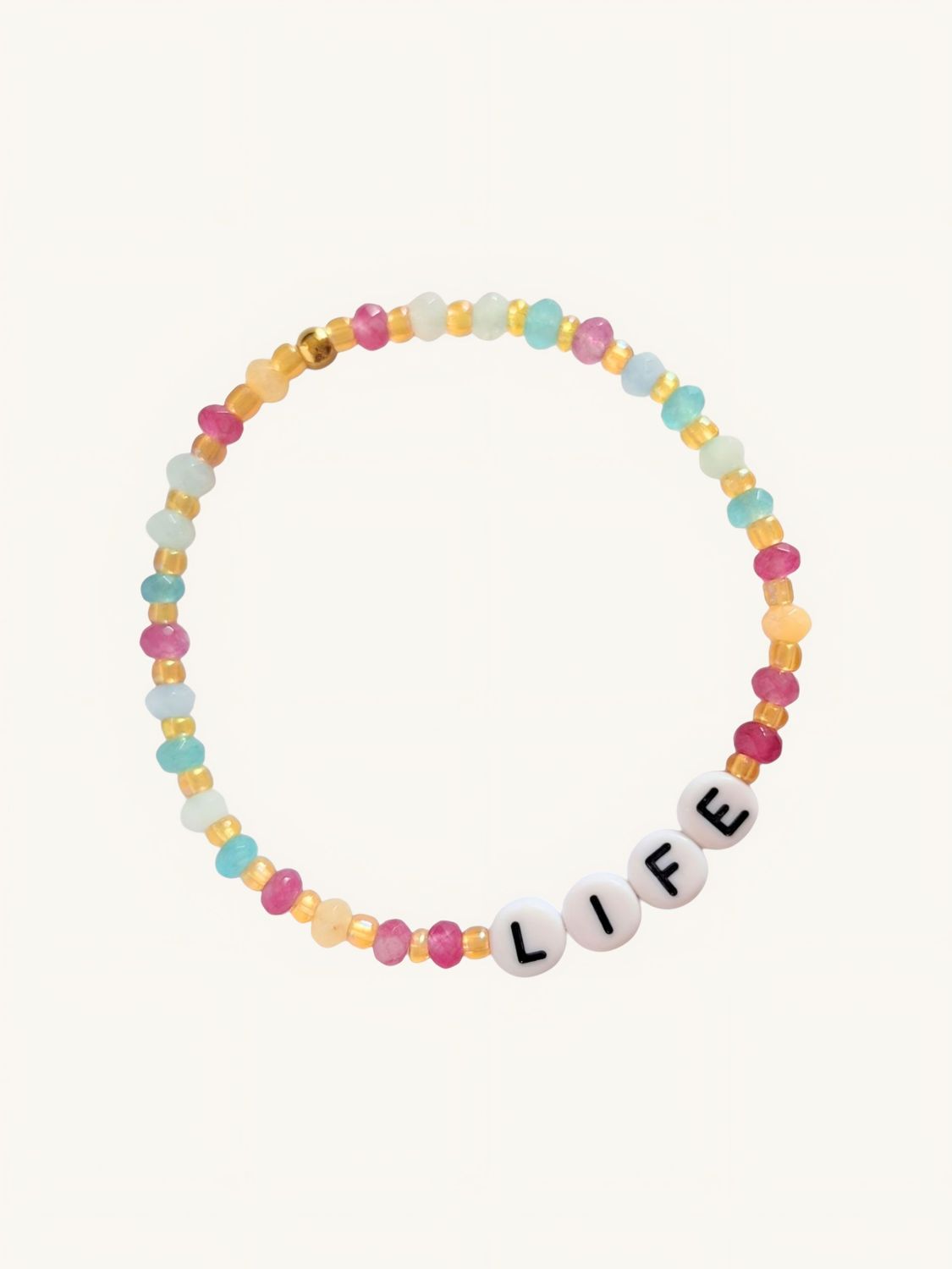 Nahaufnahme eines bunten Edelstein Armbandes im IBIZA BOHO Style. Bunt wie ein Regenbogen und perfekt für gute Laune Vibes