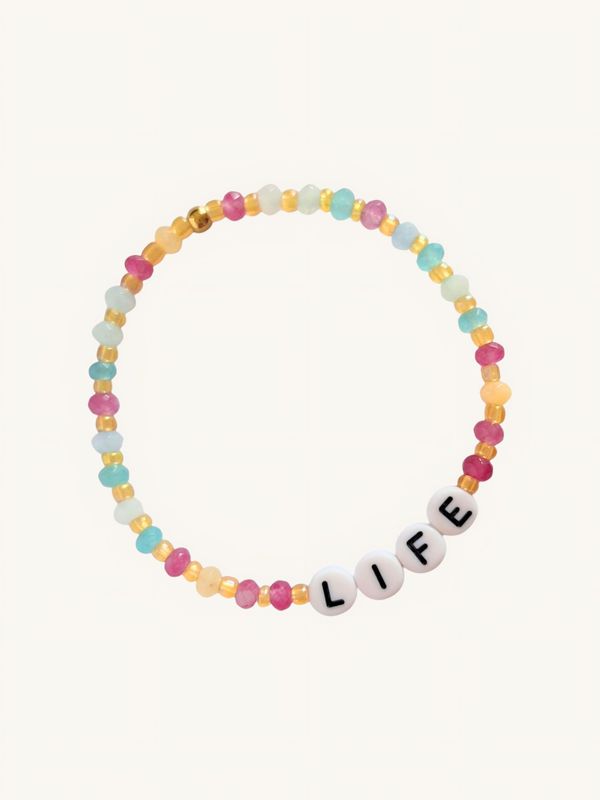 Nahaufnahme eines bunten Edelstein Armbandes im IBIZA BOHO Style. Bunt wie ein Regenbogen und perfekt für gute Laune Vibes