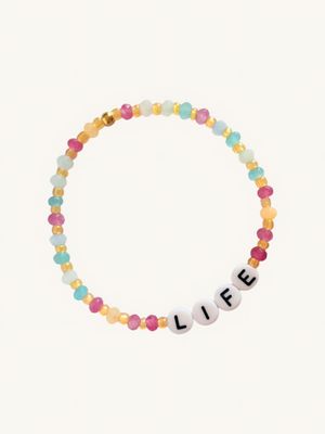 Nahaufnahme eines bunten Edelstein Armbandes im IBIZA BOHO Style. Bunt wie ein Regenbogen und perfekt für gute Laune Vibes