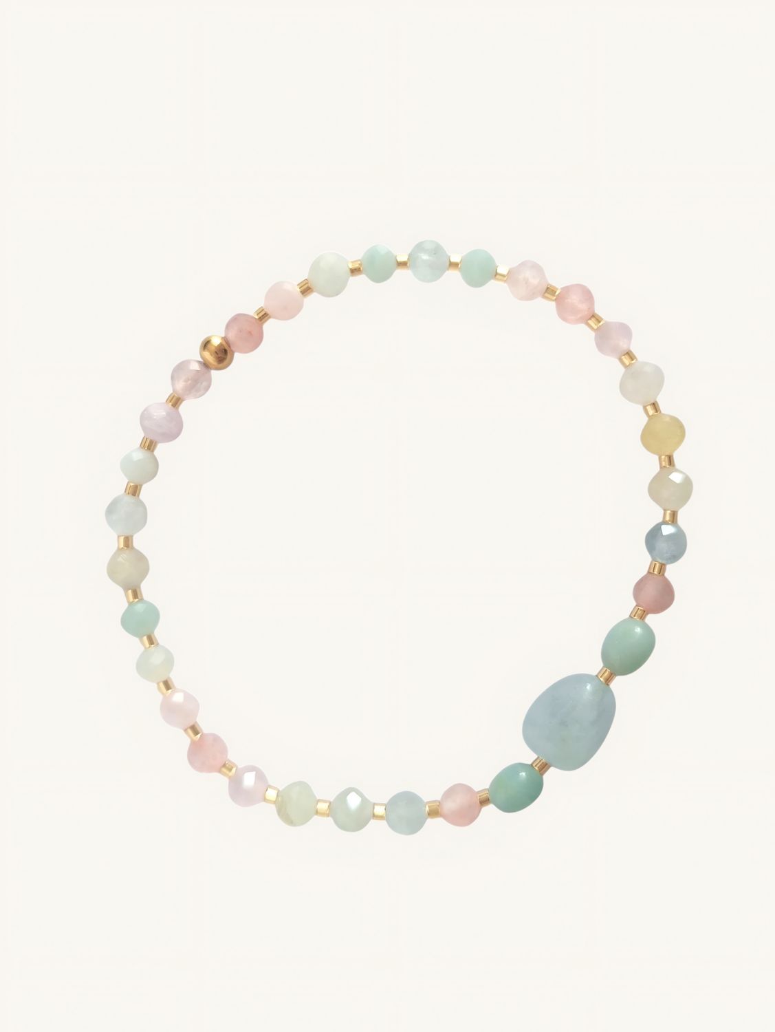 Nahaufnahme handgemachtes Armband aus Rosenquarz Morganit, Amazonit, Aquamarin und goldenen Perlen. Ein zarter Blickfang 
