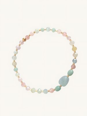 Nahaufnahme handgemachtes Armband aus Rosenquarz Morganit, Amazonit, Aquamarin und goldenen Perlen. Ein zarter Blickfang 