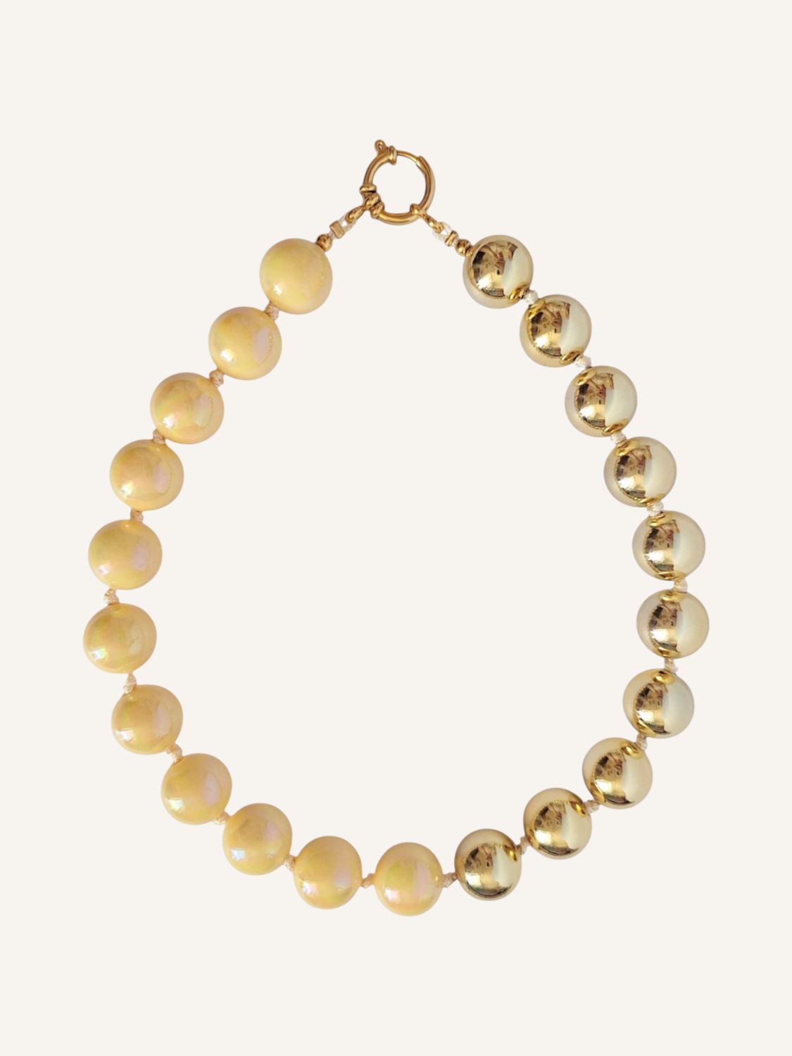 Handgemachte Halskette aus dicken Perlen in schimmerndem Gelb und leuchtendem Gold.Ein Statement-Piece perfekt für den Sommer