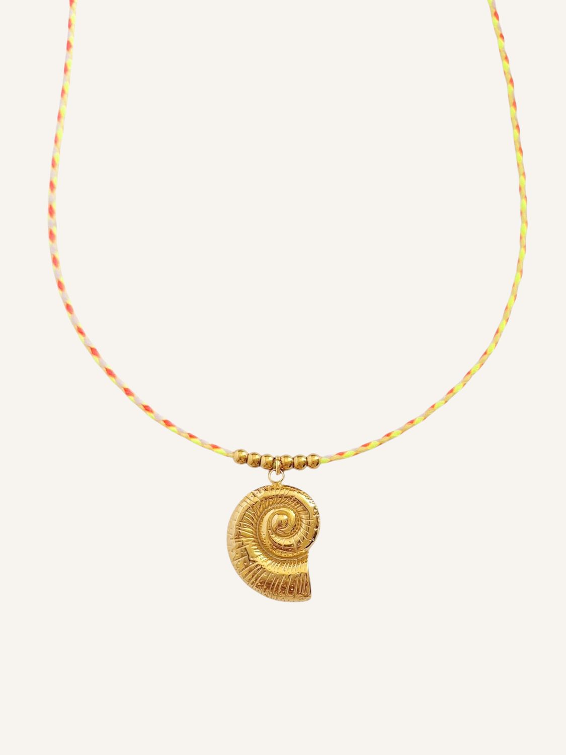 MARINA handgefertigte Halskette mit Spiralanhänger Muschel Gold - Bunter Schmuck