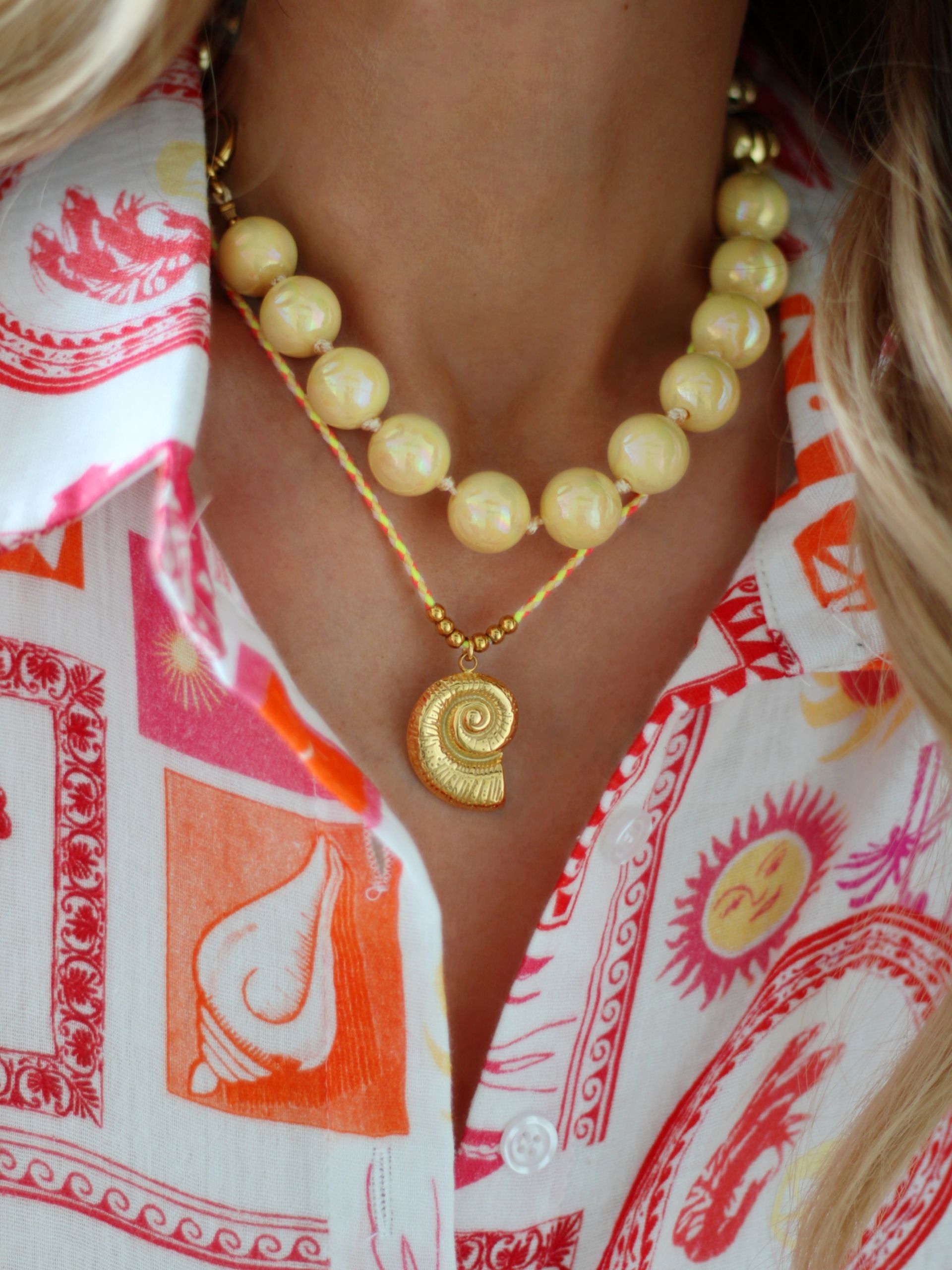 MARINA handgefertigte Halskette mit Spiralanhänger Muschel Gold - Bunter Schmuck