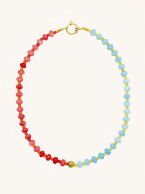 Nahaufnahme einer handgemachten, bunten Halskette aus Edelsteinperlen in den Farbtönen Blau, Grün, Rosa, Orange und Gold