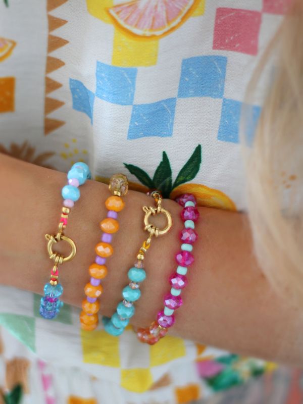Handgemachtes Armband im Dopamin-Style mit tollen Farbkombinationen und in Gold oder Silber. Perfekter Gute-Laune-Schmuck 