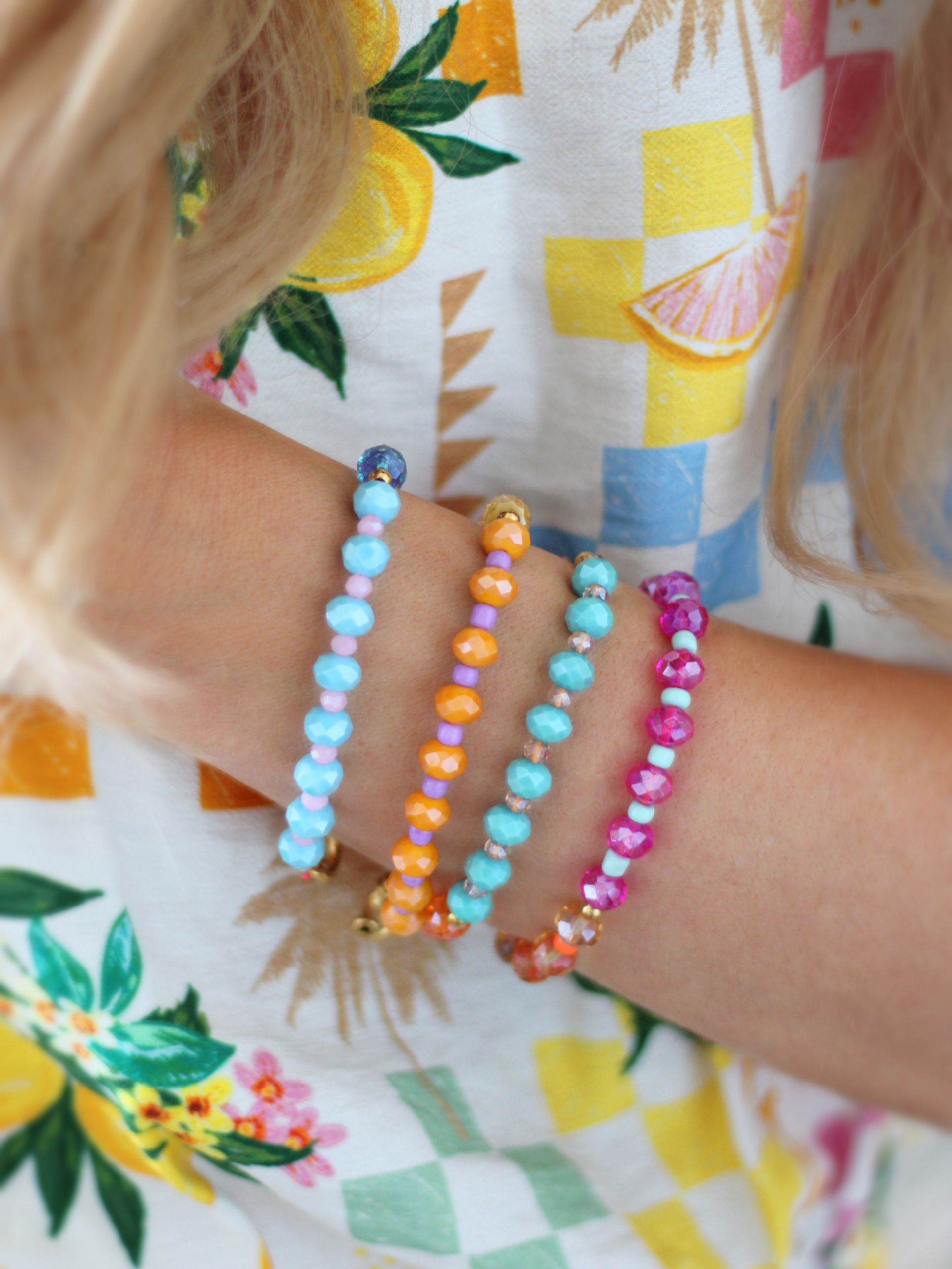 Handgemachtes Perlenarmband in Color-Blocking-Optik mit türkis & orange Glasperlen, kombiniert mit Gold oder Silber