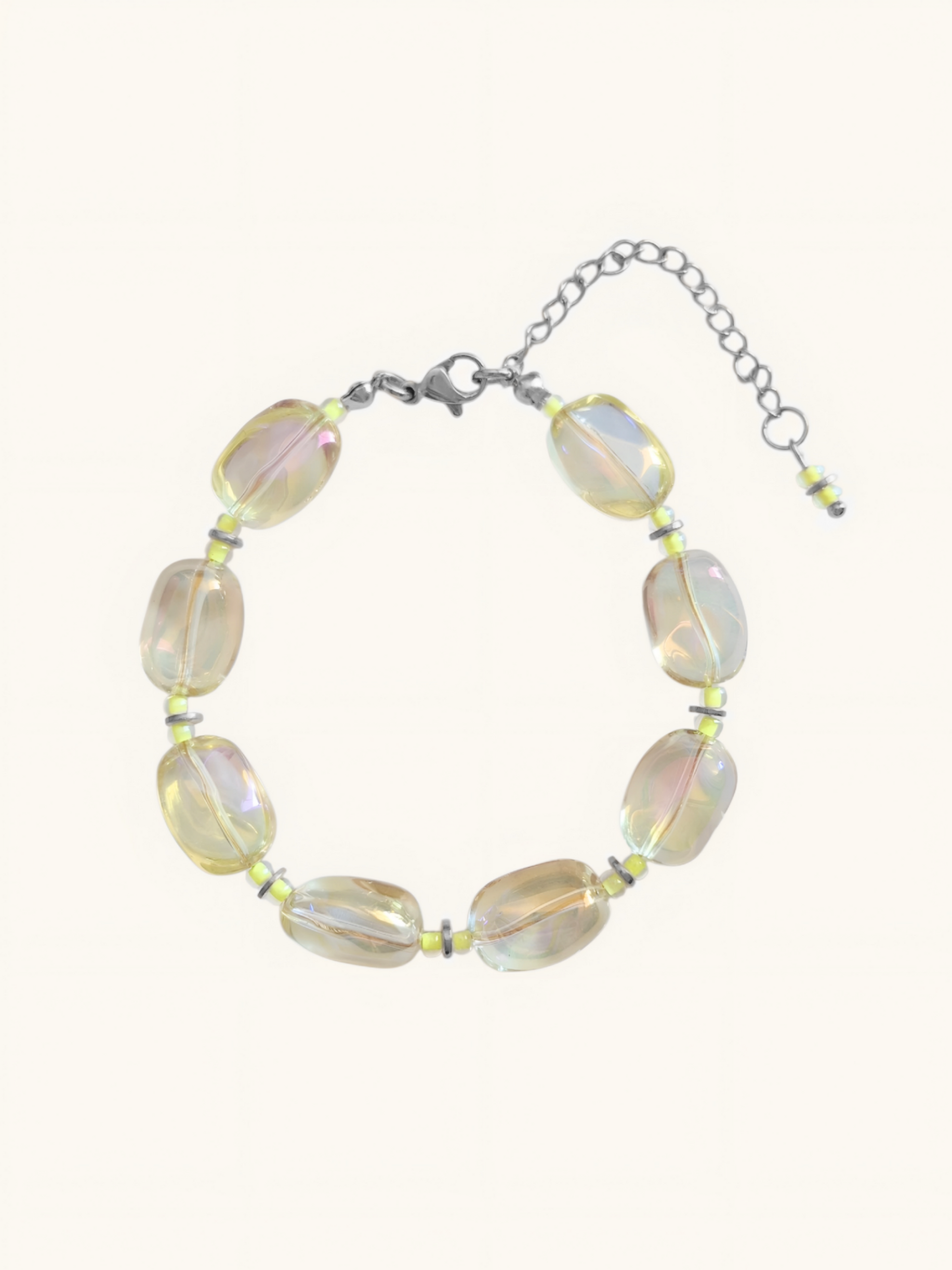 AURA GLOW Armband mit irisierenden Glasperlen, neon-gelben Akzentperlen und goldfarbener Kette – handgemacht Bunter Schmuck