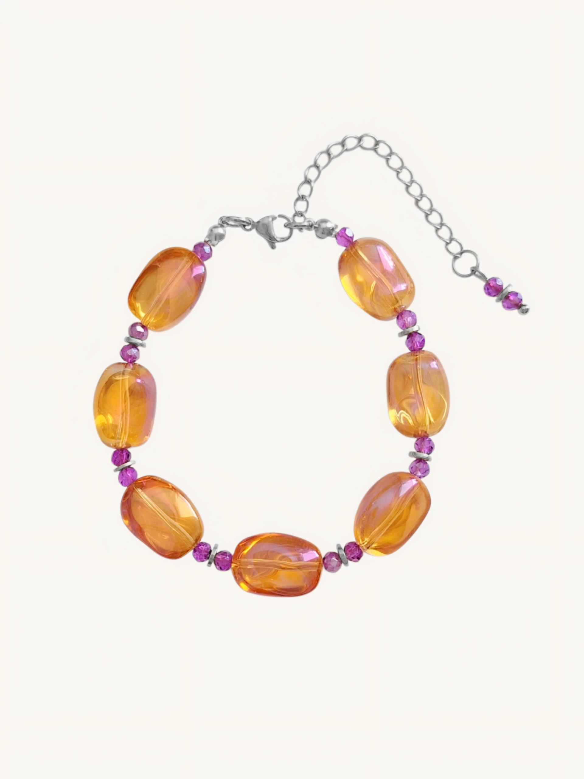 AURA GLOW Armband mit bernsteinfarbenen Glasperlen, lila Akzentperlen und goldfarbener Kette – handgemachter Bunter Schmuck