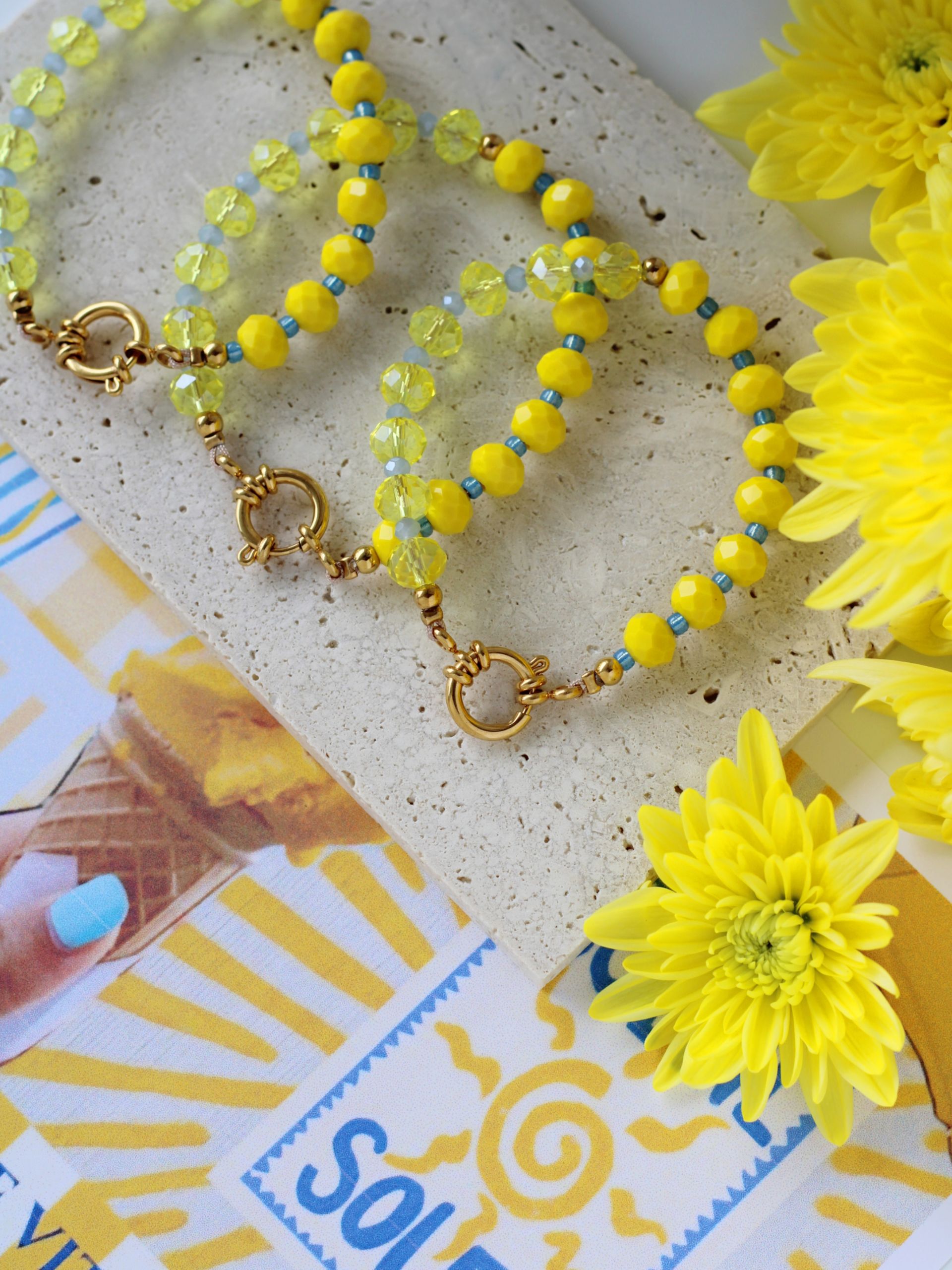 Handgemachtes Perlenarmband in Color-Blocking-Optik mit gelben & hellblauen Glasperlen Gold - Amalfi Zitronen Style