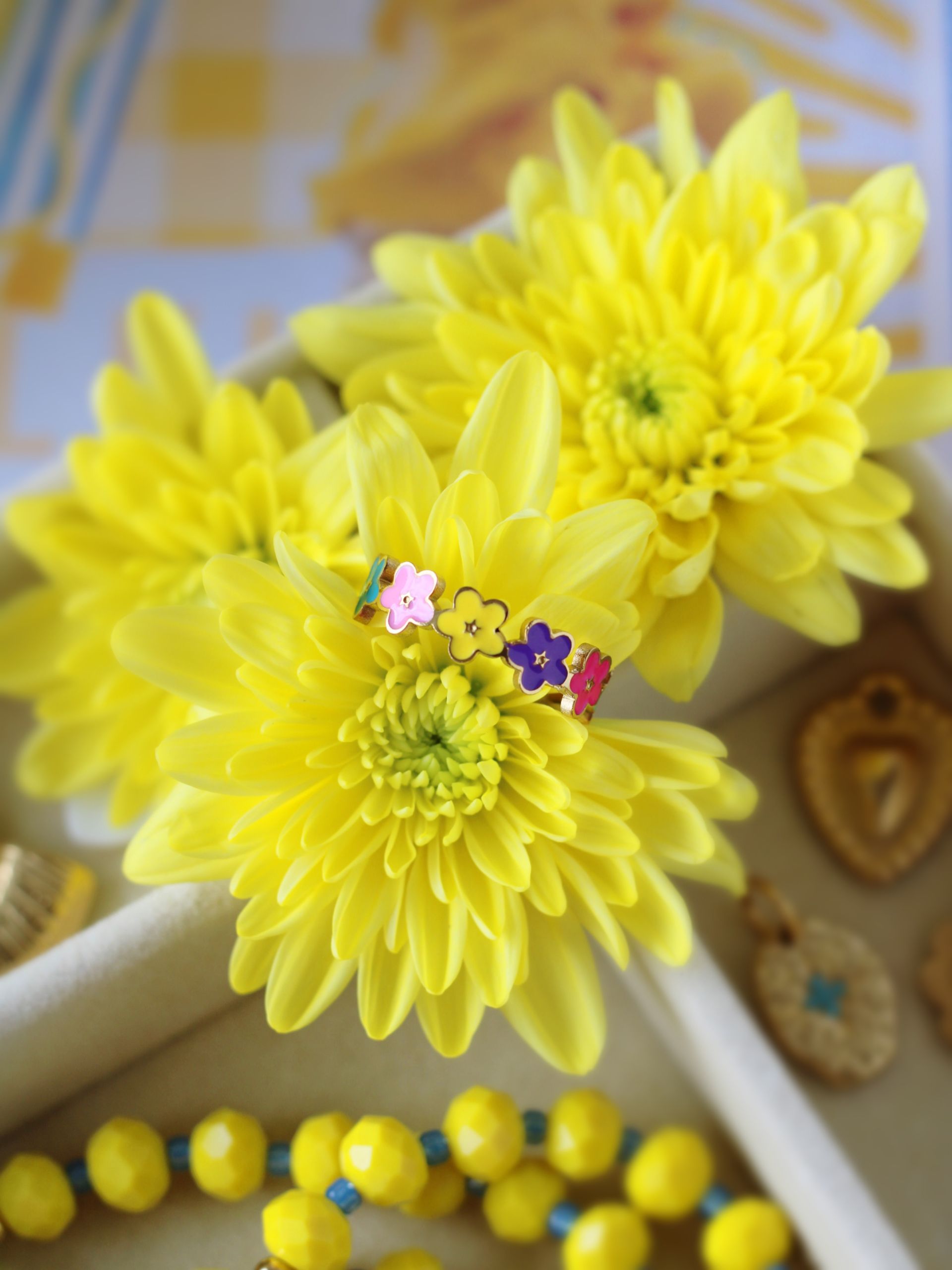 Bunter Ring  aus mehrfarbigen Blumen, wasserfest aus Edelstahl mit 18k Vergoldet - Bunter Schmuck