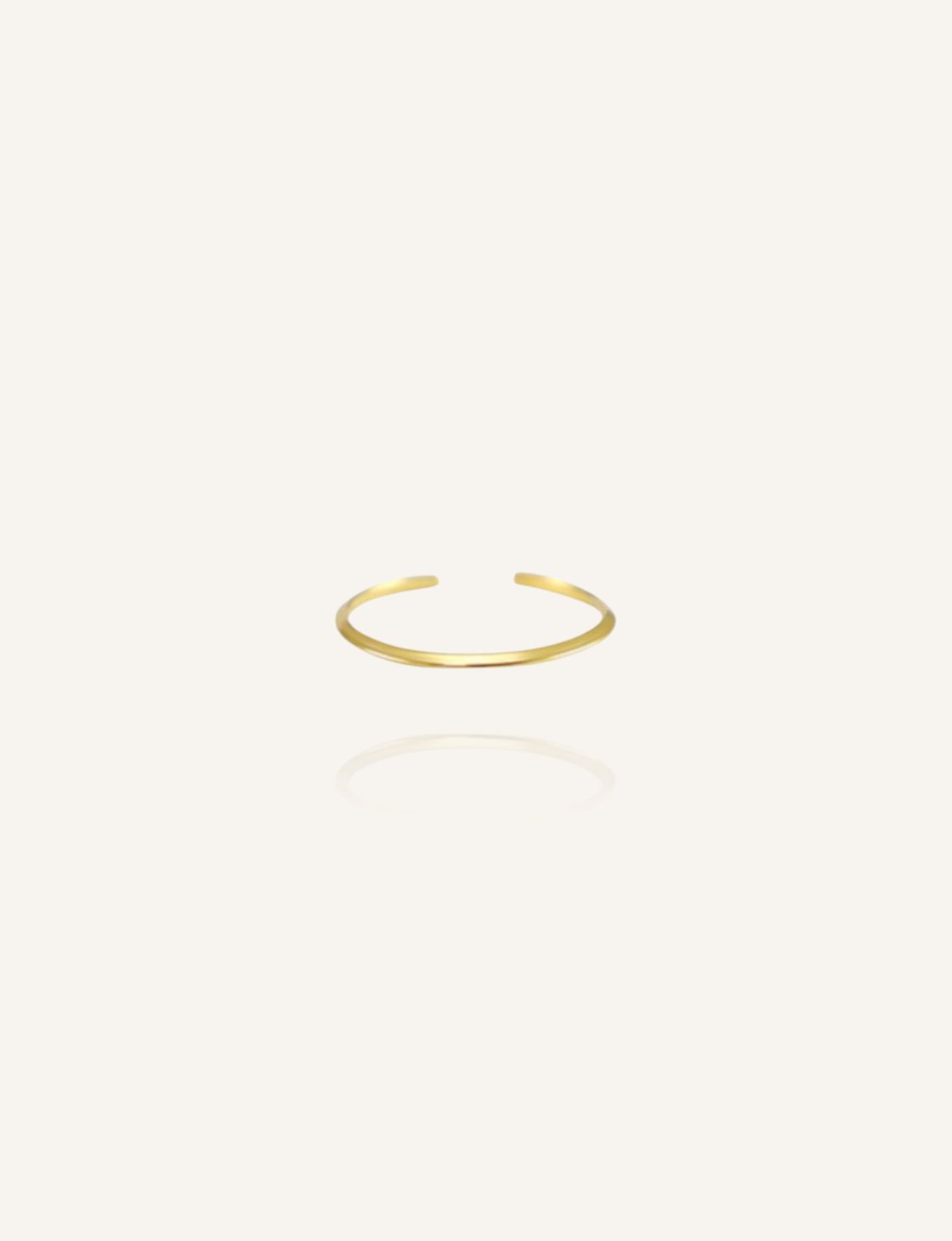 Zarter, goldener Edelstahlring in schlichter Eleganz. Perfekt zu kombinieren mit Buntem Schmuck