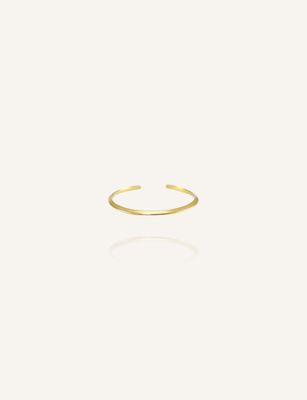 Zarter, goldener Edelstahlring in schlichter Eleganz. Perfekt zu kombinieren mit Buntem Schmuck