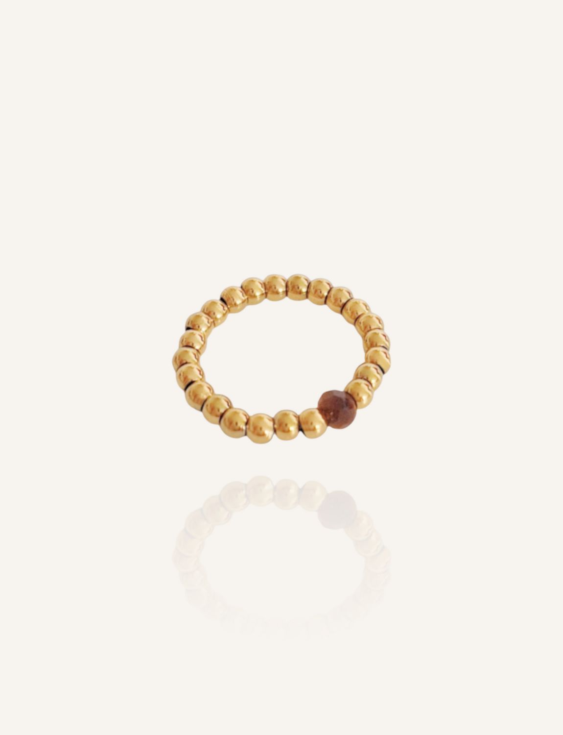Elastischer Ring aus goldenen Edelstahlperlen & einem brauen Tigerauge-Edelstein. Hübsches Accessoire & kleine Geschenkidee