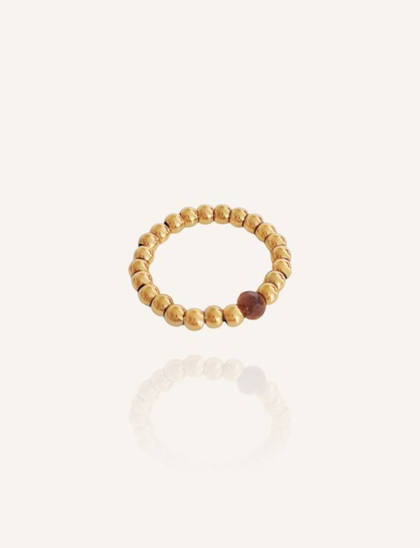 Elastischer Ring aus goldenen Edelstahlperlen & einem brauen Tigerauge-Edelstein. Hübsches Accessoire & kleine Geschenkidee