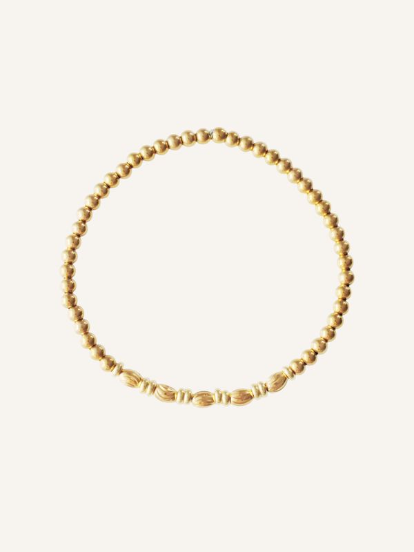 Hübsches flexibles Boho-Chic-Armband aus wasserfesten Edelstahlperlen. Ein zeitloser Hingucker in Gold, perfekt zum Kombinier