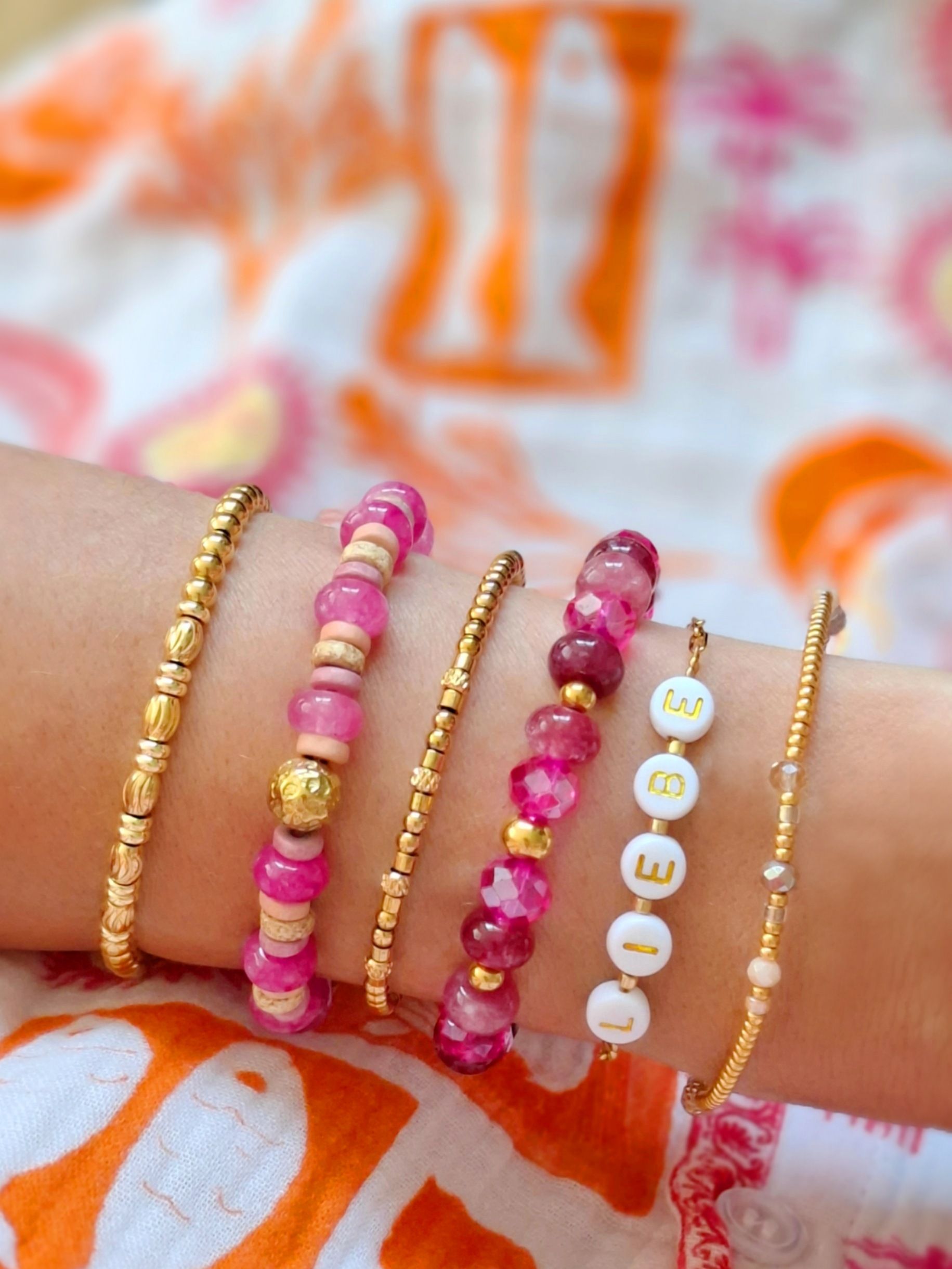 Nahaufnahme Boho Armband LIV aus pinken Edelstein- und passenden Keramikperlen. Ein perfektes Sommer-Statement für deinen Arm