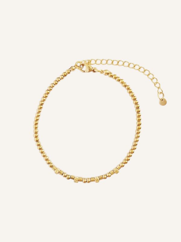 Vergoldetes Armband aus Edelstahl-Perlen & strukturierte Details. Handgemacht, verstellbar & ideal für Layering.