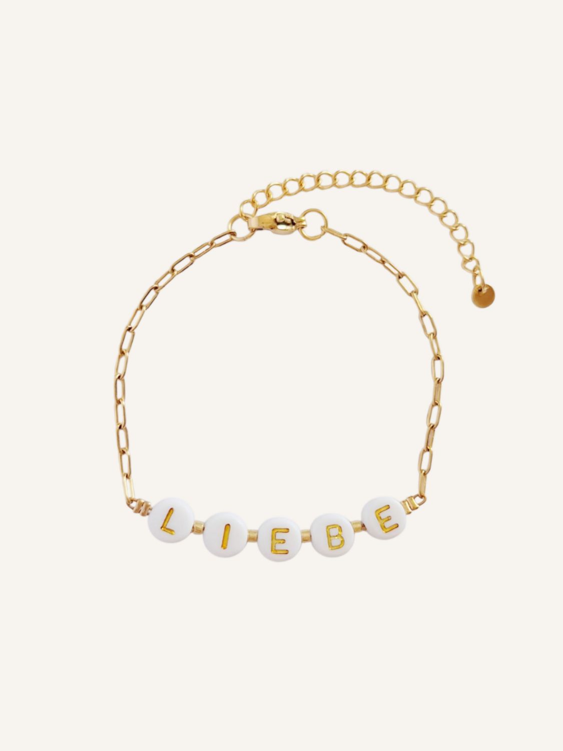 Goldenes, zartes Gliederketten-Armband mit dem Wort LIEBE aus Buchstabenperlen in Weiß-Gold. Handgemacht & personalisierbar