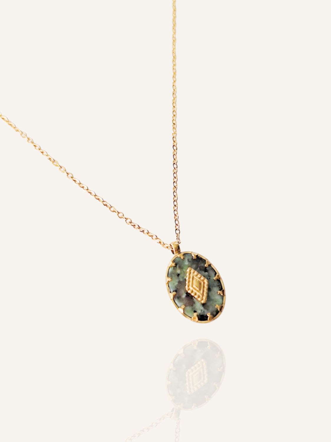 Zarte goldene Halskette mit ovalem Anhänger aus afrikanischem Türkis. Perfektes Geschenk in hübscher Geschenkschachtel