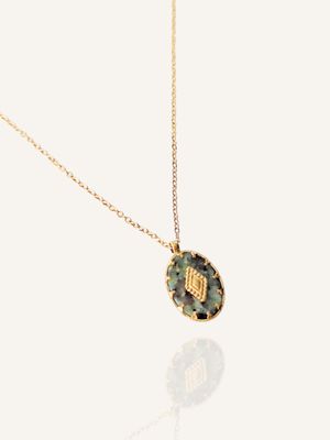 Zarte goldene Halskette mit ovalem Anhänger aus afrikanischem Türkis. Perfektes Geschenk in hübscher Geschenkschachtel