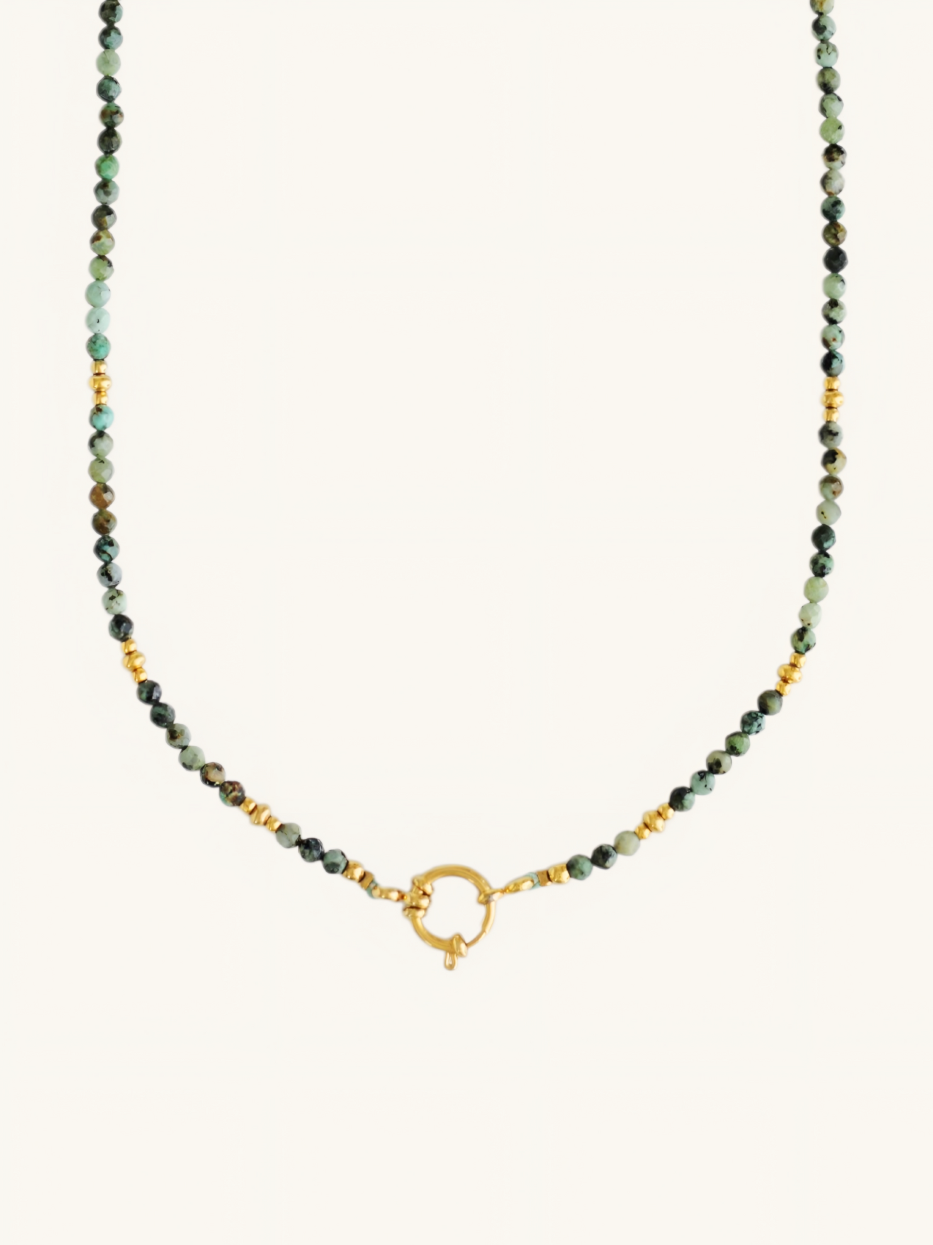 Layering aus handgemachten Edelstein-Halsketten aus afrikanischem Türkis. Wunderschöner Boho-Chic und tolle Geschenkidee