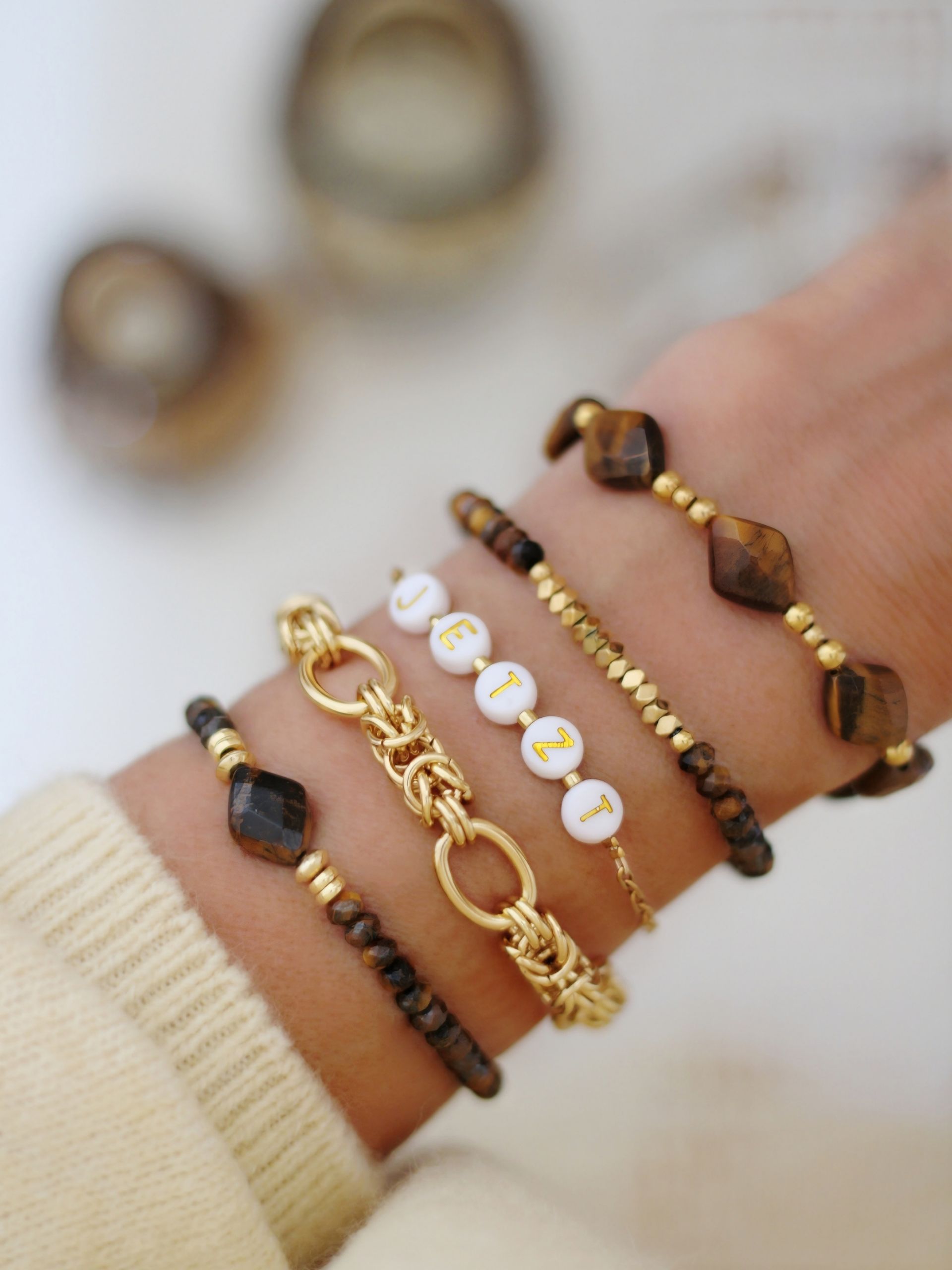 Goldenes, zartes Gliederketten-Armband mit dem Wort LIEBE aus Buchstabenperlen in Weiß-Gold. Handgemacht & personalisierbar