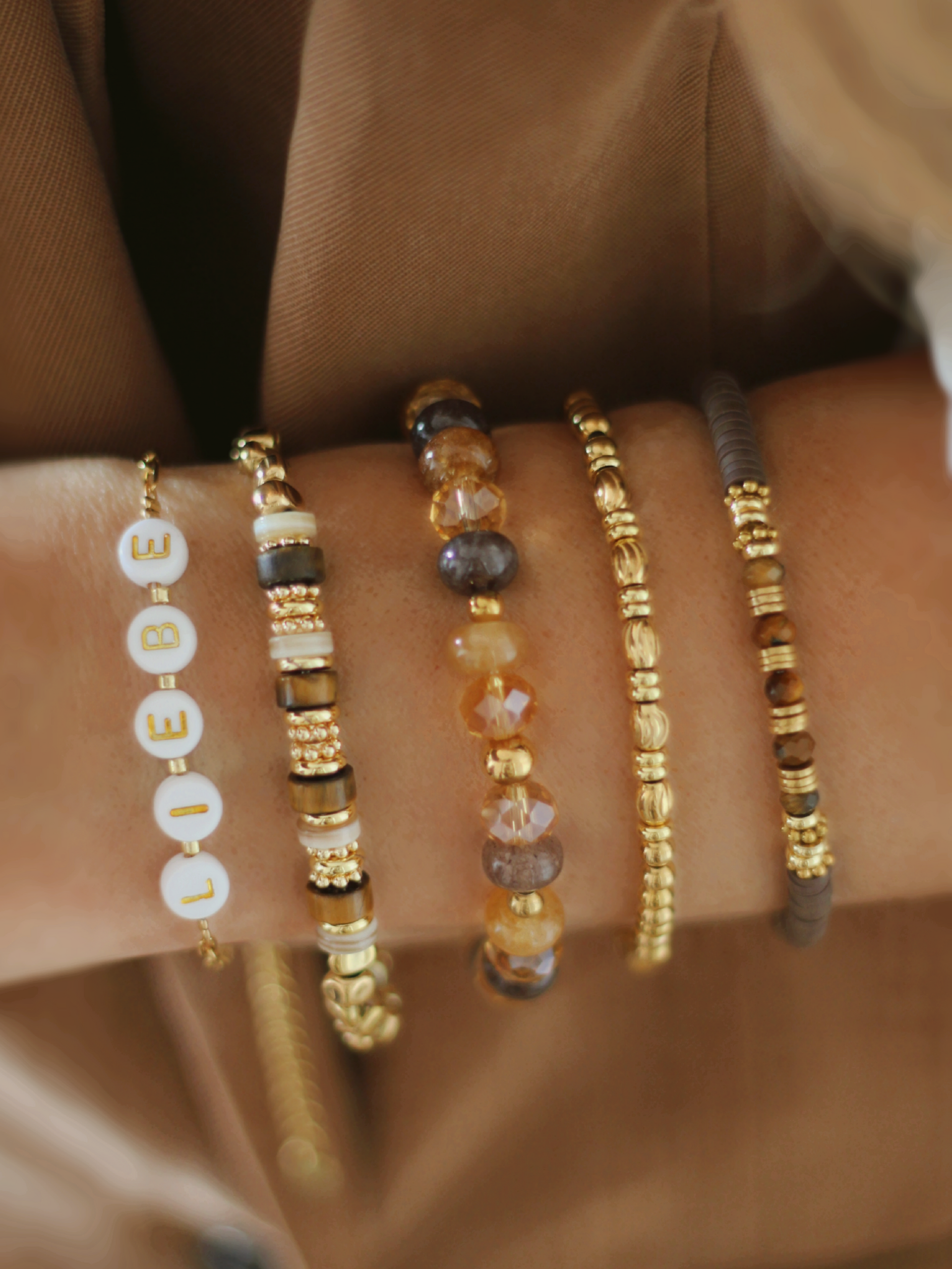 Dein handgemachtes Unikat-Armband aus braunem Quarz & facettierten Glasperlen in Trendfarben Bernstein, Honig & Karamell
