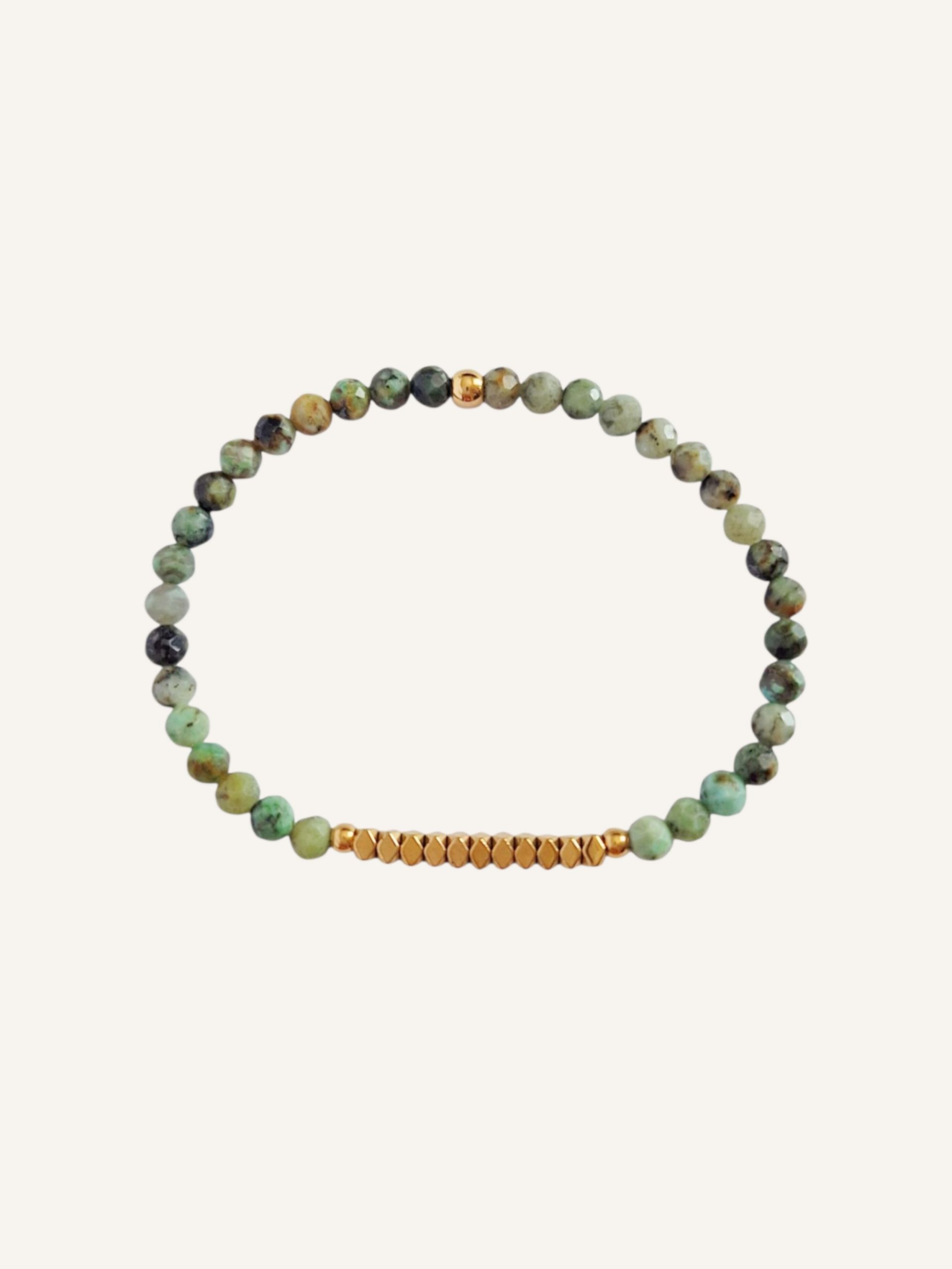 Handgefertigtes Armband aus afrikanischem Türkis im Ibiza-Boho-Design. Boho-Armband mit Türkisperlen und vergoldeten Elemente