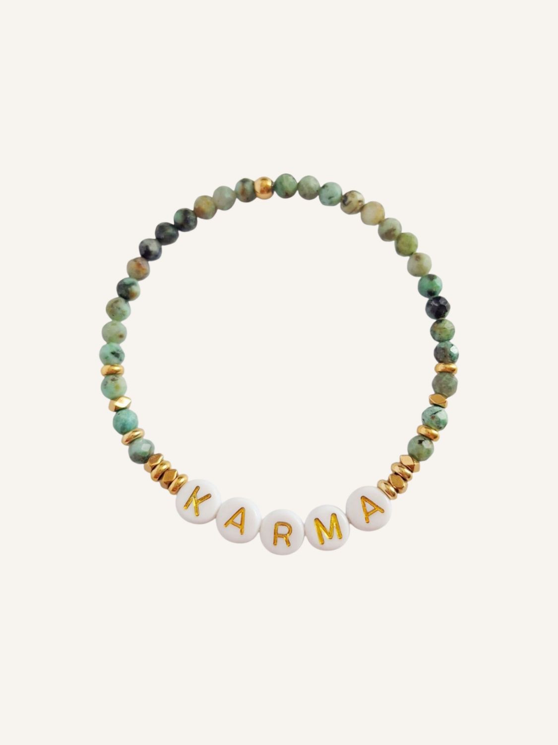 Personalisierbares Armband aus afrikanischem Türkis, Buchstabenperlen und vergoldeten Elemente, handgemacht für dich