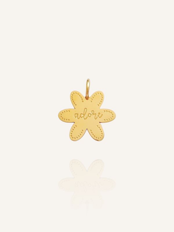 Ein goldener BlumenAnhänger mit dem Wort ADORE eingraviert. Dieser kann flexibel an Ohrringe und Halsketten gehängt werden
