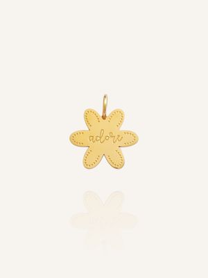 Ein goldener BlumenAnhänger mit dem Wort ADORE eingraviert. Dieser kann flexibel an Ohrringe und Halsketten gehängt werden