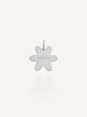Ein silberner Anhänger in Blumenform mit der Aufschrift ADORE  Edelstahl Silber - Bunter Schmuck