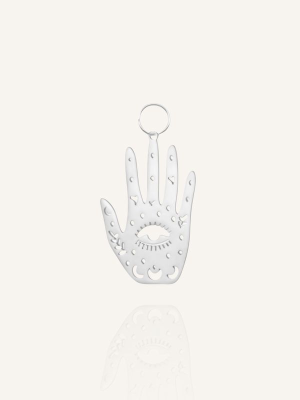 Ein silberner Anhänger in Form einer Hand aus Edelstahl. Anhänger für Ohrringe und Halsketten. Bunter Schmuck
