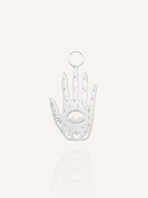 Ein silberner Anhänger in Form einer Hand aus Edelstahl. Anhänger für Ohrringe und Halsketten. Bunter Schmuck