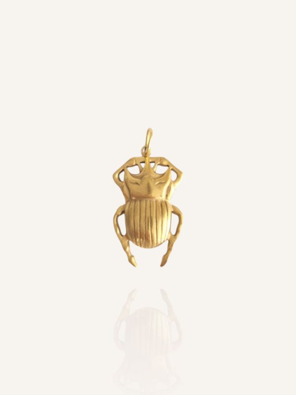 Ein goldener Käfer-Anhänger in Skarabäus-Form der variabel an Halsketten oder Ohrringe angehängt werden kann. Bunter Schmuck
