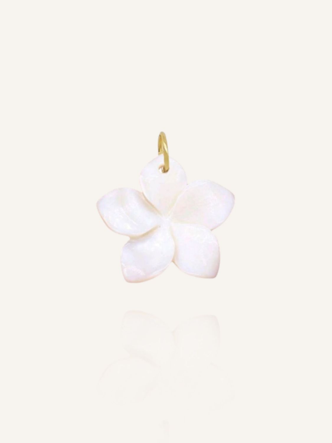 Weißer Perlmutt-Anhänger in Form einer Plumeria Blüte. Variabel an Halsketten oder Ohrringe zu hängen. Bunter Schmuck