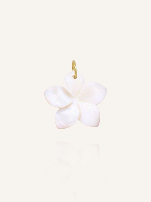 Weißer Perlmutt-Anhänger in Form einer Plumeria Blüte. Variabel an Halsketten oder Ohrringe zu hängen. Bunter Schmuck