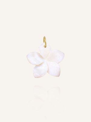 Weißer Perlmutt-Anhänger in Form einer Plumeria Blüte. Variabel an Halsketten oder Ohrringe zu hängen. Bunter Schmuck