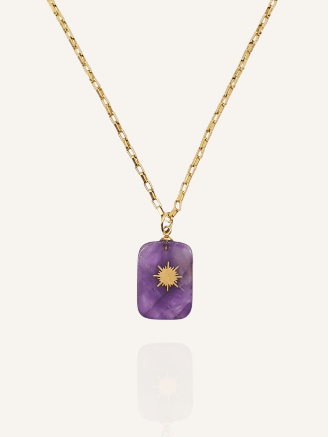 Wunderschöne goldene Talisman-Kette mit Amethyst-Anhänger, auf dem eine kleine Sonne funkelt. Boho-Schmuck für good Vibes.
