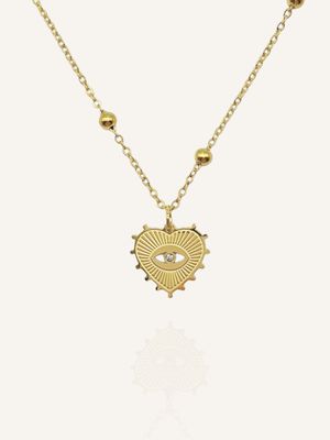 Goldene Halskette mit Herzanhänger und sehendem Auge im Boho-Chic. Perfekter Talisman für Layering-Looks.