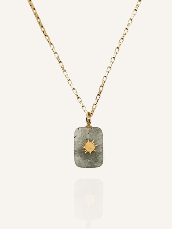 Wunderschöne goldene Talisman-Kette mit Labradorit-Anhänger, auf dem eine kleine Sonne funkelt. Boho-Schmuck für good Vibes.