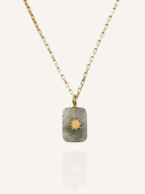 Wunderschöne goldene Talisman-Kette mit Labradorit-Anhänger, auf dem eine kleine Sonne funkelt. Boho-Schmuck für good Vibes.